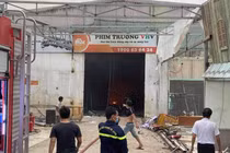 Phim trường tại TP.HCM bốc cháy, nhiều người tháo chạy