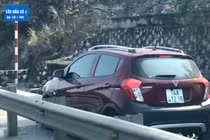 Truy tìm ô tô ngang nhiên đi vào làn đường cấm trên cầu Bãi Cháy
