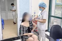 Cô gái khoe tiêm vắc xin “ông ngoại” bị xử phạt
