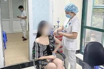 Cô gái khoe tiêm vắc xin “ông ngoại” bị xử phạt