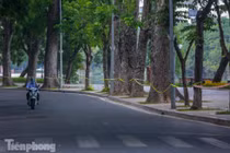 Hà Nội thời “giăng dây”, đường phố vắng bóng người