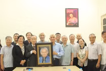 Hội Khoa học Lịch sử Việt Nam tiếp nhận ảnh chân dung GS, NGND Phan Huy Lê