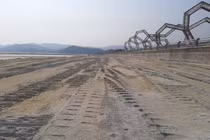 Cty Phương Đông “trộm đất” để san lấp trái phép vịnh Bái Tử Long?