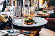 Cách tiết kiệm tiền khi đi ăn nhà hàng với 5 mẹo hay này