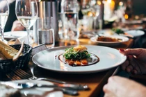 Cách tiết kiệm tiền khi đi ăn nhà hàng với 5 mẹo hay này