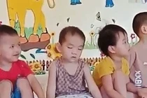 Clip: Cậu bé ngủ gà ngủ gật trong lớp đến mức ngã lăn ra sàn
