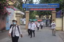 Hà Nội: Phụ huynh đội nắng chờ con đăng ký dự thi tốt nghiệp THPT