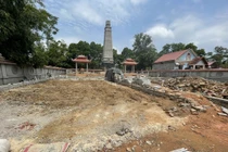 Doanh nghiệp dùng máy xúc san phẳng nhiều mộ liệt sĩ 