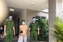 Tìm được gia đình cho cháu bé đi lạc trong mùa dịch