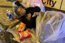 Hình ảnh cám cảnh người vô gia cư TP HCM: Sẽ không còn sau thu dung? 