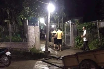 Đeo tai nghe khi sạc điện thoại, cháu bé bị điện giật tử vong