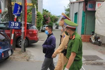 Thanh niên dùng giấy đi đường mã QR Code viết tay được giải oan