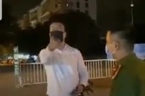 Tự nhận là tiến sĩ chửi bới, xúc phạm chốt kiểm dịch