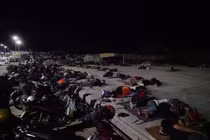 Xót xa cảnh người dân hồi hương vì đại dịch COVID-19