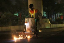 Những người “vẽ đường” giữa đêm khi cả Hà Nội giãn cách COVID-19