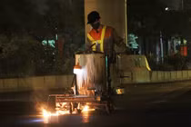 Những người “vẽ đường” giữa đêm khi cả Hà Nội giãn cách COVID-19
