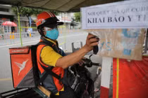  “Mắt thần” quét mã QRcode tại chốt COVID-19, hết ùn tắc, Hà Nội có triển khai? 