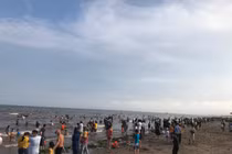 Nghỉ lễ 30/4-1/5, biển Quất Lâm đông kín người, “cháy hàng” dịch vụ