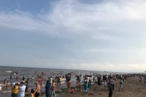 Nghỉ lễ 30/4-1/5, biển Quất Lâm đông kín người, “cháy hàng” dịch vụ