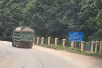 Xe chở quá tải tung hoành tuyến đường phía Tây Hà Nội