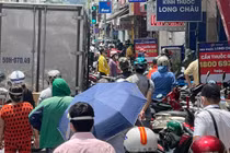 Trưa nắng chang chang, người dân TP. HCM đổ xô đi mua thuốc, thức ăn