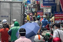 Trưa nắng chang chang, người dân TP. HCM đổ xô đi mua thuốc, thức ăn