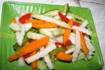 Tuyệt chiêu muối dưa su hào giòn ngon, ăn bao nhiêu vẫn cứ thèm