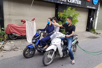 Hà Nội giãn cách, nam thanh niên rình rập ngoài đường cướp điện thoại