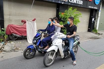 Hà Nội giãn cách, nam thanh niên rình rập ngoài đường cướp điện thoại