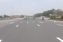 Đường đua F1 xuất hiện vạch kẻ đường, người tham gia giao thông bối rối