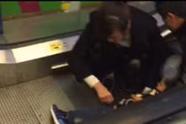 Thang cuốn sân bay Tân Sơn Nhất kẹp đứt tay bé trai