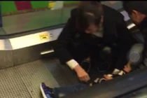 Thang cuốn sân bay Tân Sơn Nhất kẹp đứt tay bé trai