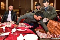 Xôn xao công ty phát thưởng đậm, nhân viên dùng khay đựng tiền