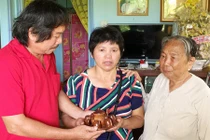 Nhà báo mất trộm ôtô tặng gần 50 triệu đồng cho mẹ bị can