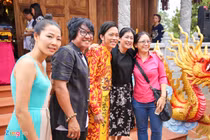 Cuộc đời ca sĩ tình nguyện trông đền thờ Tổ cho Hoài Linh