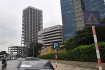 Tháp 31 tầng nghìn tỷ bỏ hoang giữa Hà Nội 