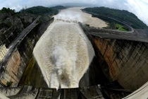 Ảnh: Trèo lên thành đập xem thủy điện Hòa Bình mở 3 cửa xả đáy