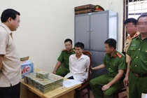 “Cửu vạn” vận chuyển 52 bánh heroin giá 100 triệu sa lưới