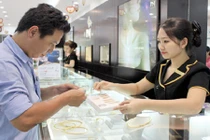 Vàng trong nước giảm mạnh bất chấp đà đi lên của thế giới