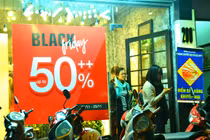 Đổ xô mua thời trang giảm giá khủng dịp Black Friday