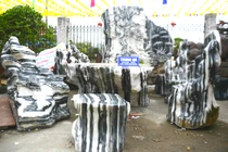 Bộ bàn ghế lũa đá Tuyết sơn độc nhất vô nhị giá nửa tỷ 