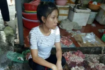 Hai người hắt chất bẩn vào hàng thịt lợn bị xử lý thế nào?