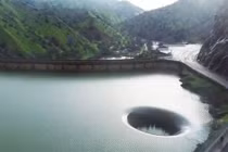 Giải mã hiện tượng “cổng thế giới thứ 2” trong hồ ở Mỹ