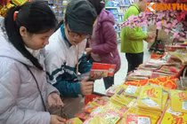 Cảnh xếp hàng chờ thanh toán trong siêu thị ngày Tết