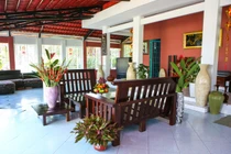 Hai căn nhà đối nhau "chan chát" của Nguyễn Phi Hùng