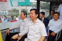 Bí thư Thăng trải nghiệm tuyến xe buýt nối sân bay Tân Sơn Nhất