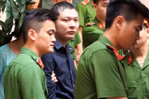 Kẻ giết nữ sinh đi coi thi được đưa ra tòa sáng nay