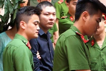 Kẻ giết nữ sinh đi coi thi được đưa ra tòa sáng nay