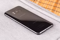 Khách "tố" Galaxy S8 vừa xuống nước đã "chết" màn hình, Samsung nói gì?