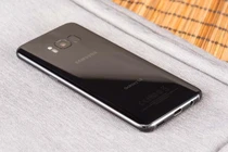 Khách "tố" Galaxy S8 vừa xuống nước đã "chết" màn hình, Samsung nói gì?